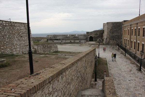 117-Внутренний двор крепости, слева-форт, справа-Британские каза